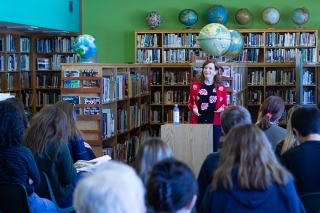 Photo of Susan Orlean talking with students